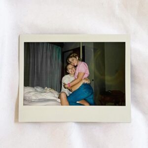 Willow Shields Instagram - Reminder to kiss your girlfriend 🏳️‍🌈