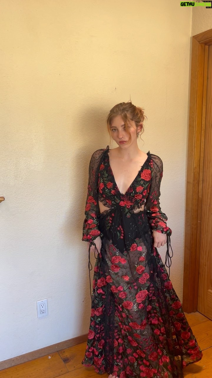 Willow Shields - 29K Likes - Roses for Primrose dress by
@forloveandlemons 🌹