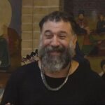 Wilma Elles Instagram – 29. Eylül de İranlı filmim “Hülya” İran da vizyona giriyor … çok güzel bir ekiple tanıştım… çekimde çok keyif aldım…en başta yönetmenimizi @morteza.atashzamzam çok teşekkür ederim ve tabiki @elifdemirelli_ant çok teşekkür ederim ✨🤍 @pouriapoursorkh #aliansarian 🤍

پس از دو سال انتظار و چند بار وقفه در اکران فیلم سینمایی کمدی موزیکال  «هولیا» به کارگردانی مرتضی آتش زمزم روی پرده سینماهای کشور می رود.
به گزارش روابط عمومی پروژه، «هولیا» که فیلمبرداری آن در استانبول ترکیه و ایران انجام شده، از چهارشنبه 29 شهریور ماه در سینماهای سراسر کشور به نمایش درخواهد آمد. 
هولیا داستان جگرِ زنی است که اشتباهی به یک گنده لات محل پیوند می خورد ‌‌و گنده لات جگردار محل را دگرگون می کند! 
در این فیلم موزیکال هفت ترانه خاطره انگیز ایرانی و‌ خارجی در فضایی فانتزی، توسط محمدرضا هدایتی و زنده یاد علی انصاریان بازخوانی شده اند. 
پوریا پورسرخ، محمد رضا هدایتی، علی انصاریان، مریم امیر جلالی، بهراد خرازی و (با حضور) محمد فیلی و افشین سنگ چاپ، مجید شهریاری، شراره رخام، شیوا خسرو مهر، شیوا طاهری، مهدی امینی، علی کوچولو، مهدی حسینی، مریم نقیب، هدی استواری، شیما جوهری و مسعود حقی بازیگران فیلم بوده و ویلما الس بازیگر آلمانی الاصل معروف سینما و تلویزیون ترکیه و هولیا دیکن دیگر بازیگر ترکیه ای در این فیلم بازی داشته اند. 
«هولیا» به تهیه کنندگی مرحوم ایرج تقی پور و مرتضی آتش زمزم تولید شده است.
سایر عوامل اصلی فیلم عبارتند از: مدیر فیلمبرداری: محمد فضیله، نویسندگان: مرتضی آتش زمزم و جلال الدین دری، مدیر برنامه ریزی و سرپرست گروه کارگردانی: مسعود حقی، مدیر تولید: ابوالفضل آتش زمزم، مدیر صدابرداری: میثم یاردیلو، طراح گریم: مهیاد میمی، طراح صحنه و لباس: علی سنگینی، فیلمبردار: امین اسحاقیان، تدوین:کاوس آقایی، صداگذار: محمود موسوی نژاد، موسیقی: علی اسماعیلی، جلوه های ویژه و ساخت تیتراژ: امیر حسین مدرس، تصویربرداری هوایی: مصطفی علی پور حقیقی، جانشین تولید: مهدی رجبی، عکاس: آرش شاه محمدی، برنامه ریز: امین رنجبر، دستیار کارگردان: لیلا نصر، منشی صحنه: مرجان بهرامی، تصویربردار پشت صحنه: محمود کریمی، دستیاران تهیه کننده: حجت شمس، محمد رسول صادقی دلیوند و مشاور رسانه ای: هادی اعتمادی مجد.
پخش فیلم را رسانه فیلمسازان با مدیریت حبیب اسماعیلی بر عهده خواهد داشت.