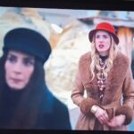 Wilma Elles Instagram - @netflixturkiye @bizkimdenkaciyordukannenetflix @1441productions @umutarall @melisa.sozen Bu dizi henüz izlemediyseniz... Cannes da bile fark ettim ki bir süre insan izlemiş...gerçekten inanılmaz bir anne - kız hikayesi... ..ciddiyetle tasviye edilir...✨✨ 🙏🙏🙏İyi ki... Herkese çok teşekkür ederim