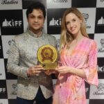 Wilma Elles Instagram - Hindistan'da Bollywood da üçüncü günümde iki gazetede manşetdeyim 😊🧿🙏🙏This Newspaper is published nationally in 3 languages in 14 states in 64 cities. @dainikbhaskar be it is just so exciting and magic to be in India at the Khajuraho İnternational Film festival as a VİP Guest!! Thank you so much to Raja Bundela and Nitin Nanda for making this happen 🙏🙏🙏🇮🇳 İ already love India so much and İ want to come back all the time now 🙏 NAMASTE🙏 @kiffkhajuraho @nitin.nanda @rajabundela İ met the wonderful filmmakers of DADA LAKHMİ @iyashpalsharma and the successful actor @iamakashrajput09 Thank you so much for the award made out of cow tong 🙏🏻 And it was also wonderful to visit the incredible art exhibition of @burcuarya27 Burcu Turan 👏👏in New Delhi