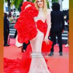 Wilma Elles Instagram - Cannes Filmfestival 2023 ❤️ Tasarim by @sirtezcan ❤️ Normalde bir elbiseyi iki kez kırmızı halıda giymiyorum ama bu sefer bir ilk oldu... Birinci kez Nuri Bilgi Ceylan’nın muhteşem ve mutlaka görülmesi gereken " Kuru Otlar Üstünde" film galasında giyindim, ama çok büyük yağmur yağdı ve yağmurdan dolayı geç kalmıştım..😪Bu yüzden o muhteşem Sir Tezcan tasarımı ertesi gün bir daha "Banel ve Adama" Galasında giyindim... @sirtezcan