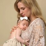 Wilma Elles Instagram - Tanışın:) Hanımağa 🤗 Mini aşiretim büyüyor Aşklarım Melodi & Milat & Manolya & MehmetŞah Bu arada benim Türk ismim'de M harfi ile başlıyor 😊 MMMMM - 5 M ❤️❤️❤️❤️❤️🧿 Bu muazzam Fotoğraf çekimi YENİDOGAN FOTOGRAF SANATÇISI SEHNAZ GÜMÜŞOĞLU ile yaptık... @sehnazgumusogluphotography Bu sefer Eşim MehmetŞah en başta yoktu ama Tiara kardeşleri ile birlikteydi... Şehnaz hanim gerçek bir sanatçı...muhteşem konseptler hazırladı....💕🪄✨🎊👶🧁🧿🤍🐣 Çok keyif aldım ve bu fotoğraf çekimi hiç bitmesini istemedim ... Daha o kadar çok konseptleri vardı ki, keşke hepsini Tiara Manolya da görebilseydik 🥰🥰🥰 Ama nasıl hızlı büyüyorlar...