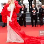 Wilma Elles Instagram - Cannes Filmfestival 2023 ❤️ Tasarim by @sirtezcan ❤️ Normalde bir elbiseyi iki kez kırmızı halıda giymiyorum ama bu sefer bir ilk oldu... Birinci kez Nuri Bilgi Ceylan’nın muhteşem ve mutlaka görülmesi gereken " Kuru Otlar Üstünde" film galasında giyindim, ama çok büyük yağmur yağdı ve yağmurdan dolayı geç kalmıştım..😪Bu yüzden o muhteşem Sir Tezcan tasarımı ertesi gün bir daha "Banel ve Adama" Galasında giyindim... @sirtezcan