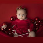 Wilma Elles Instagram - Tanışın:) Hanımağa 🤗 Mini aşiretim büyüyor Aşklarım Melodi & Milat & Manolya & MehmetŞah Bu arada benim Türk ismim'de M harfi ile başlıyor 😊 MMMMM - 5 M ❤️❤️❤️❤️❤️🧿 Bu muazzam Fotoğraf çekimi YENİDOGAN FOTOGRAF SANATÇISI SEHNAZ GÜMÜŞOĞLU ile yaptık... @sehnazgumusogluphotography Bu sefer Eşim MehmetŞah en başta yoktu ama Tiara kardeşleri ile birlikteydi... Şehnaz hanim gerçek bir sanatçı...muhteşem konseptler hazırladı....💕🪄✨🎊👶🧁🧿🤍🐣 Çok keyif aldım ve bu fotoğraf çekimi hiç bitmesini istemedim ... Daha o kadar çok konseptleri vardı ki, keşke hepsini Tiara Manolya da görebilseydik 🥰🥰🥰 Ama nasıl hızlı büyüyorlar...