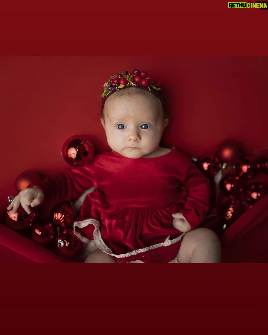 Wilma Elles Instagram - Tanışın:) Hanımağa 🤗 Mini aşiretim büyüyor Aşklarım Melodi & Milat & Manolya & MehmetŞah Bu arada benim Türk ismim'de M harfi ile başlıyor 😊 MMMMM - 5 M ❤️❤️❤️❤️❤️🧿 Bu muazzam Fotoğraf çekimi YENİDOGAN FOTOGRAF SANATÇISI SEHNAZ GÜMÜŞOĞLU ile yaptık... @sehnazgumusogluphotography Bu sefer Eşim MehmetŞah en başta yoktu ama Tiara kardeşleri ile birlikteydi... Şehnaz hanim gerçek bir sanatçı...muhteşem konseptler hazırladı....💕🪄✨🎊👶🧁🧿🤍🐣 Çok keyif aldım ve bu fotoğraf çekimi hiç bitmesini istemedim ... Daha o kadar çok konseptleri vardı ki, keşke hepsini Tiara Manolya da görebilseydik 🥰🥰🥰 Ama nasıl hızlı büyüyorlar...