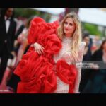 Wilma Elles Instagram - Cannes Filmfestival 2023 ❤️ Tasarim by @sirtezcan ❤️ Normalde bir elbiseyi iki kez kırmızı halıda giymiyorum ama bu sefer bir ilk oldu... Birinci kez Nuri Bilgi Ceylan’nın muhteşem ve mutlaka görülmesi gereken " Kuru Otlar Üstünde" film galasında giyindim, ama çok büyük yağmur yağdı ve yağmurdan dolayı geç kalmıştım..😪Bu yüzden o muhteşem Sir Tezcan tasarımı ertesi gün bir daha "Banel ve Adama" Galasında giyindim... @sirtezcan