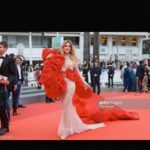 Wilma Elles Instagram - Cannes Filmfestival 2023 ❤️ Tasarim by @sirtezcan ❤️ Normalde bir elbiseyi iki kez kırmızı halıda giymiyorum ama bu sefer bir ilk oldu... Birinci kez Nuri Bilgi Ceylan’nın muhteşem ve mutlaka görülmesi gereken " Kuru Otlar Üstünde" film galasında giyindim, ama çok büyük yağmur yağdı ve yağmurdan dolayı geç kalmıştım..😪Bu yüzden o muhteşem Sir Tezcan tasarımı ertesi gün bir daha "Banel ve Adama" Galasında giyindim... @sirtezcan