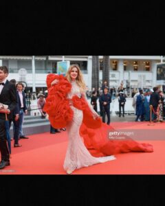 Wilma Elles Instagram - Cannes Filmfestival 2023 ❤️ Tasarim by @sirtezcan ❤️ Normalde bir elbiseyi iki kez kırmızı halıda giymiyorum ama bu sefer bir ilk oldu... Birinci kez Nuri Bilgi Ceylan’nın muhteşem ve mutlaka görülmesi gereken 
