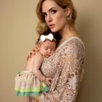 Wilma Elles Instagram - Tanışın:) Hanımağa 🤗 Mini aşiretim büyüyor Aşklarım Melodi & Milat & Manolya & MehmetŞah Bu arada benim Türk ismim'de M harfi ile başlıyor 😊 MMMMM - 5 M ❤️❤️❤️❤️❤️🧿 Bu muazzam Fotoğraf çekimi YENİDOGAN FOTOGRAF SANATÇISI SEHNAZ GÜMÜŞOĞLU ile yaptık... @sehnazgumusogluphotography Bu sefer Eşim MehmetŞah en başta yoktu ama Tiara kardeşleri ile birlikteydi... Şehnaz hanim gerçek bir sanatçı...muhteşem konseptler hazırladı....💕🪄✨🎊👶🧁🧿🤍🐣 Çok keyif aldım ve bu fotoğraf çekimi hiç bitmesini istemedim ... Daha o kadar çok konseptleri vardı ki, keşke hepsini Tiara Manolya da görebilseydik 🥰🥰🥰 Ama nasıl hızlı büyüyorlar...