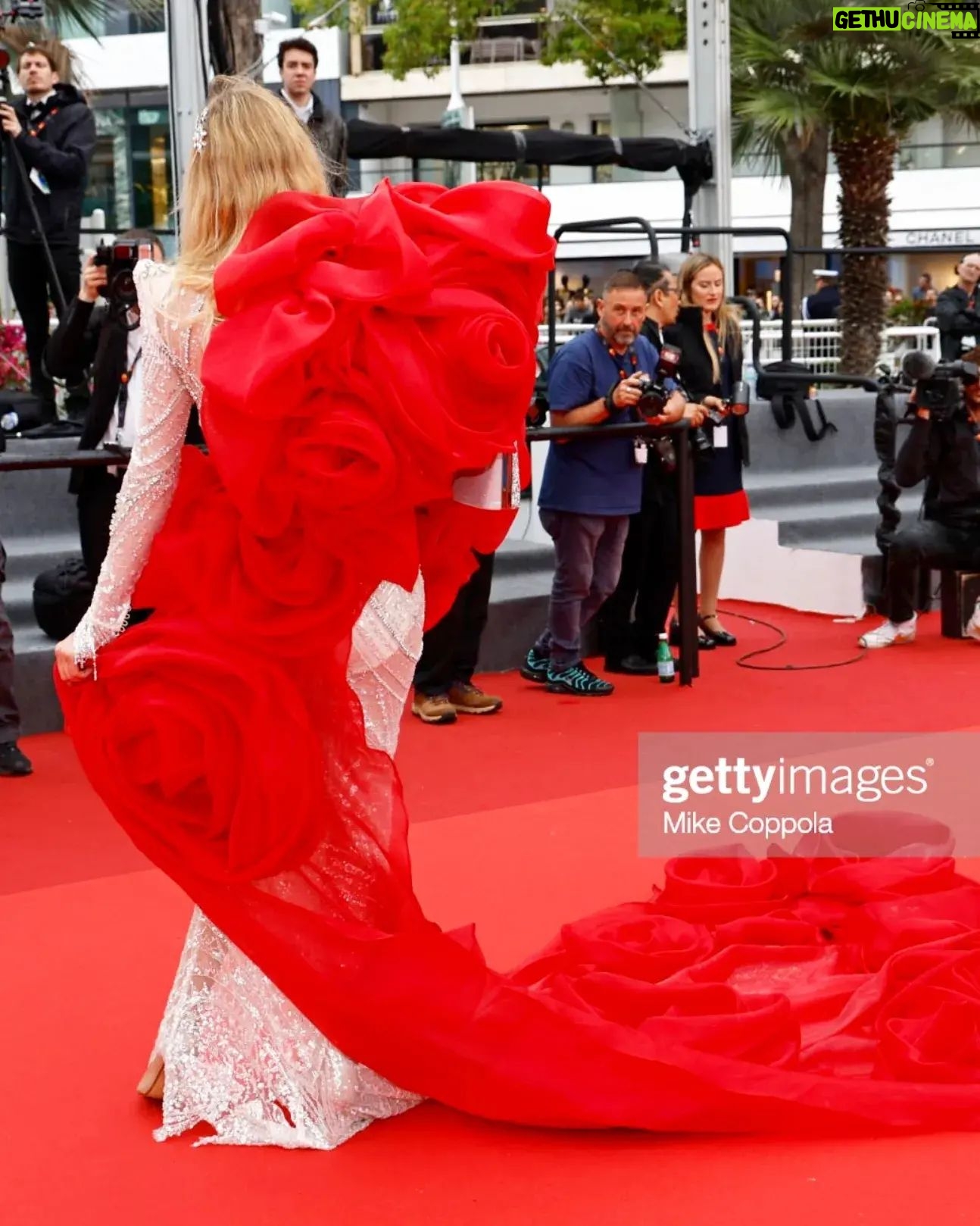 Wilma Elles Instagram - Cannes Filmfestival 2023 ❤️ Tasarim by @sirtezcan ❤️ Normalde bir elbiseyi iki kez kırmızı halıda giymiyorum ama bu sefer bir ilk oldu... Birinci kez Nuri Bilgi Ceylan’nın muhteşem ve mutlaka görülmesi gereken " Kuru Otlar Üstünde" film galasında giyindim, ama çok büyük yağmur yağdı ve yağmurdan dolayı geç kalmıştım..😪Bu yüzden o muhteşem Sir Tezcan tasarımı ertesi gün bir daha "Banel ve Adama" Galasında giyindim... @sirtezcan