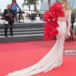 Wilma Elles Instagram - Cannes Filmfestival 2023 ❤️ Tasarim by @sirtezcan ❤️ Normalde bir elbiseyi iki kez kırmızı halıda giymiyorum ama bu sefer bir ilk oldu... Birinci kez Nuri Bilgi Ceylan’nın muhteşem ve mutlaka görülmesi gereken " Kuru Otlar Üstünde" film galasında giyindim, ama çok büyük yağmur yağdı ve yağmurdan dolayı geç kalmıştım..😪Bu yüzden o muhteşem Sir Tezcan tasarımı ertesi gün bir daha "Banel ve Adama" Galasında giyindim... @sirtezcan