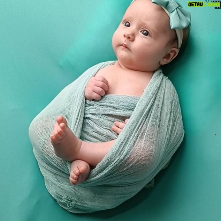 Wilma Elles Instagram - Tanışın:) Hanımağa 🤗 Mini aşiretim büyüyor Aşklarım Melodi & Milat & Manolya & MehmetŞah Bu arada benim Türk ismim'de M harfi ile başlıyor 😊 MMMMM - 5 M ❤️❤️❤️❤️❤️🧿 Bu muazzam Fotoğraf çekimi YENİDOGAN FOTOGRAF SANATÇISI SEHNAZ GÜMÜŞOĞLU ile yaptık... @sehnazgumusogluphotography Bu sefer Eşim MehmetŞah en başta yoktu ama Tiara kardeşleri ile birlikteydi... Şehnaz hanim gerçek bir sanatçı...muhteşem konseptler hazırladı....💕🪄✨🎊👶🧁🧿🤍🐣 Çok keyif aldım ve bu fotoğraf çekimi hiç bitmesini istemedim ... Daha o kadar çok konseptleri vardı ki, keşke hepsini Tiara Manolya da görebilseydik 🥰🥰🥰 Ama nasıl hızlı büyüyorlar...