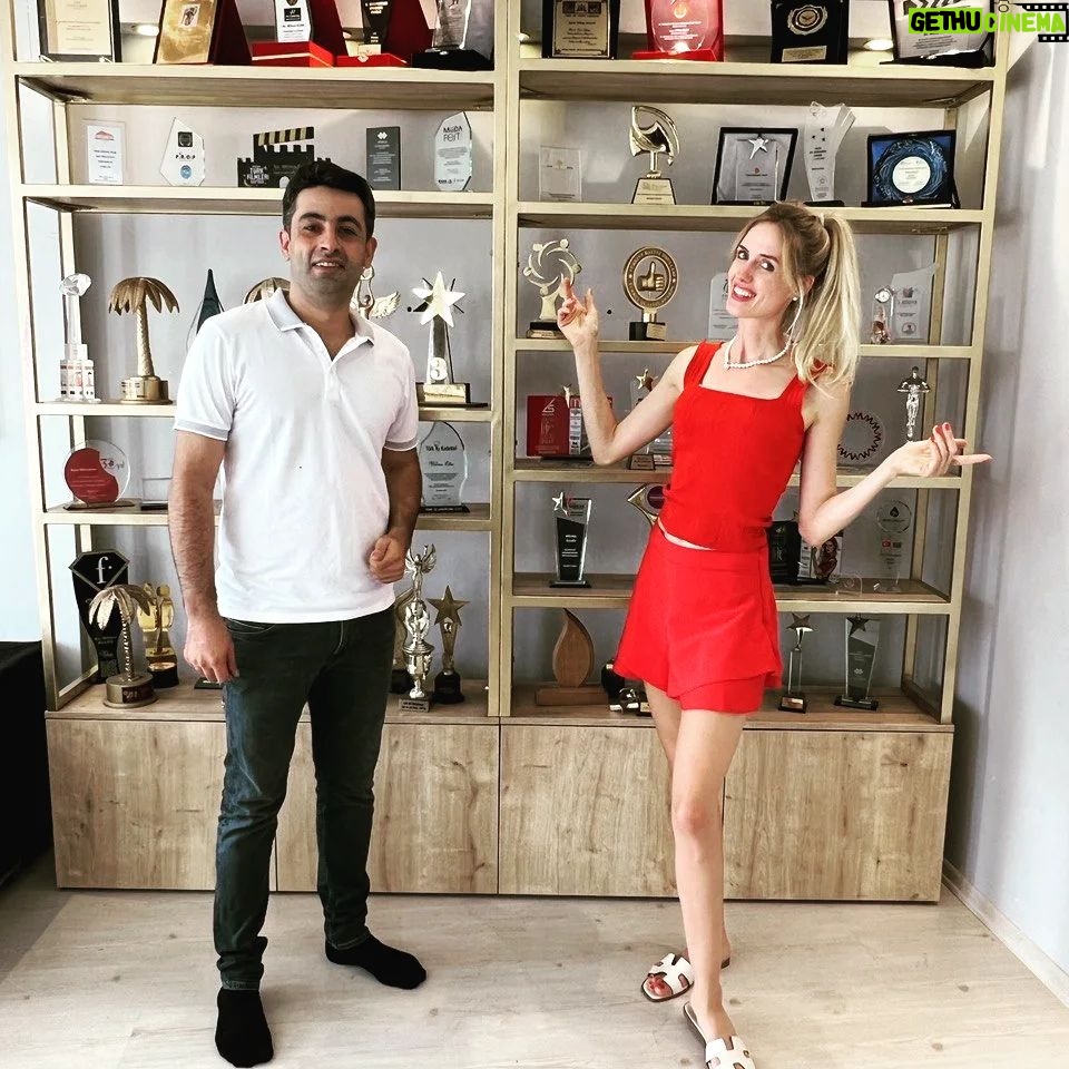 Wilma Elles Instagram - Ödül dolabim hazır!! 🍀🎇🧿🤍Birbirinden güzel ve değerli ödüllerim için ve o kadar güzel bir ödül dolabim için bin şükürler 🙏🍀 Iç mimarlık @exist.global @mustafaydogddu @avsahcelik