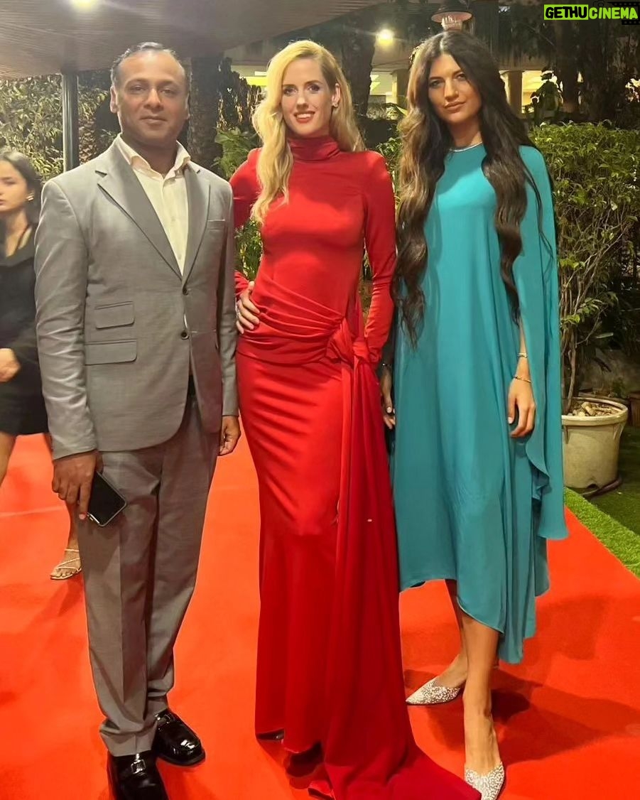 Wilma Elles Instagram - Critic's Choice Awards India 2024 @criticschoiceindia #nitinnanda @ajlinadrovic @nn_79_kr 🔵 #Mumbai #Bollywood Congratulations to @vikrantmassey on winning the Best Actor Award Dress by @gozdeisbilirrr 🧿