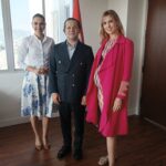 Wilma Elles Instagram – Los Angeles Başkonsolosumuz  Sayın Sinan Kuzum’ u makamında ziyaretimizi kabul ettiği için çok teşekkür ederiz. Amerikan-Türk ve uluslararası film prodüksiyonları ve film festivalleri hakkında keyifli sohbetimiz oldu. Başkonsolosumuz ve yardımcısı Konsol Gizem Kumaz Hanımefendiye sanata ve sanatçılara verdikleri değer ve ilgi için çok teşekkür ederim.✨🇹🇷🤍🇺🇸✨ @turkiye_in_losangeles 

@avsahcelik