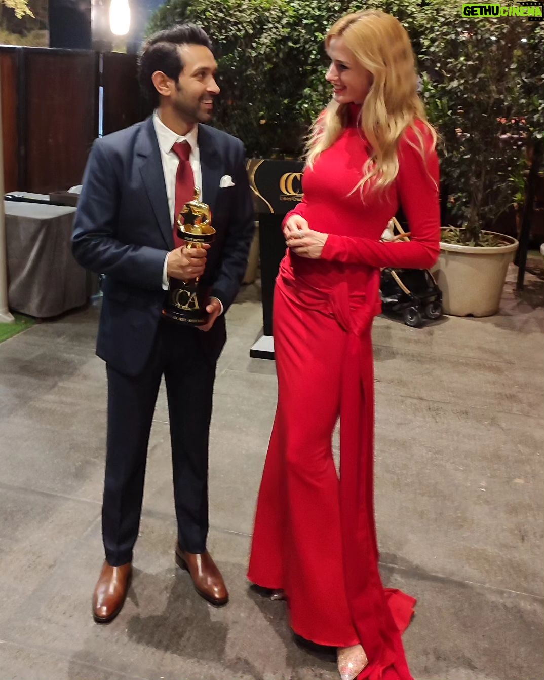 Wilma Elles Instagram - Critic's Choice Awards India 2024 @criticschoiceindia #nitinnanda @ajlinadrovic @nn_79_kr 🔵 #Mumbai #Bollywood Congratulations to @vikrantmassey on winning the Best Actor Award Dress by @gozdeisbilirrr 🧿