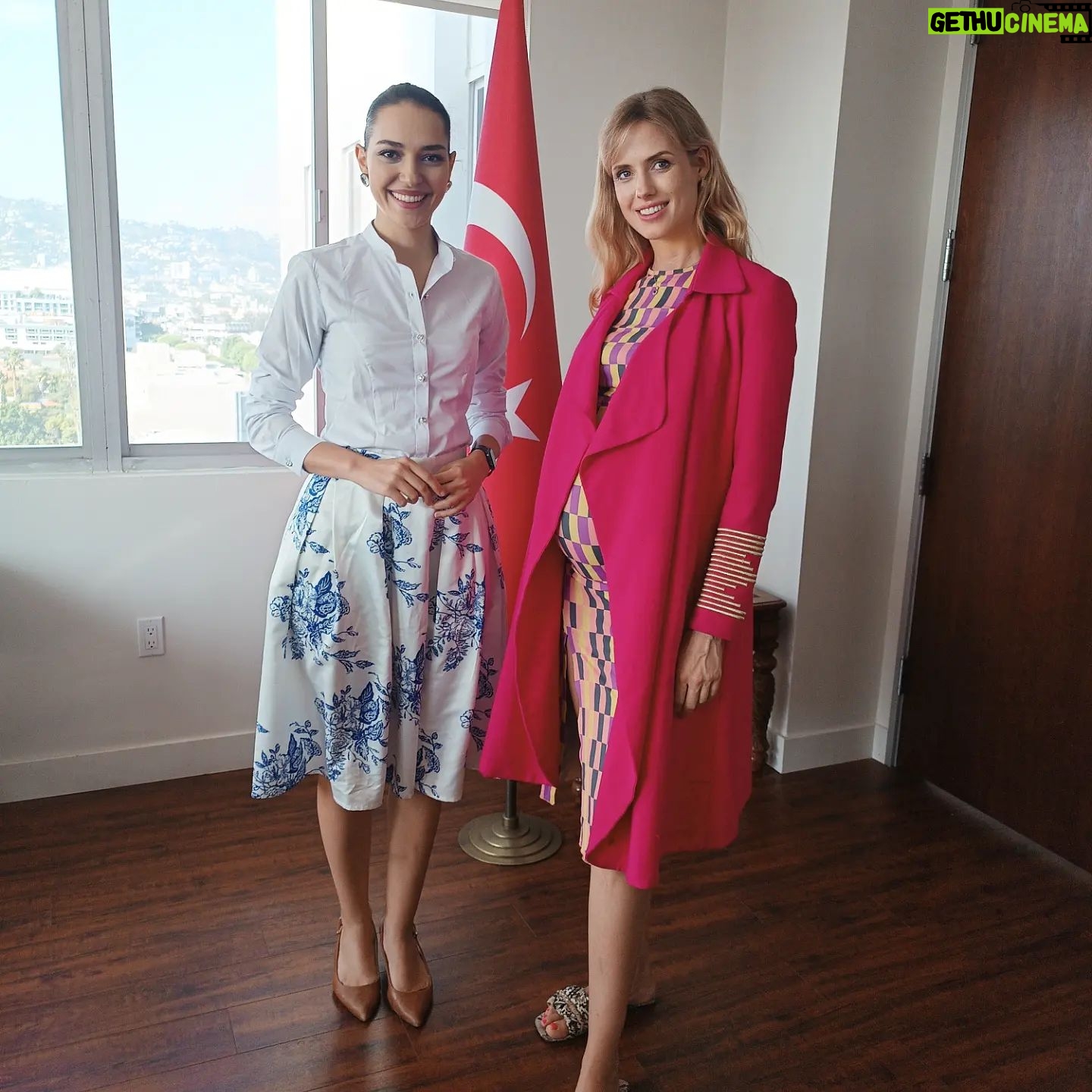 Wilma Elles Instagram - Los Angeles Başkonsolosumuz Sayın Sinan Kuzum’ u makamında ziyaretimizi kabul ettiği için çok teşekkür ederiz. Amerikan-Türk ve uluslararası film prodüksiyonları ve film festivalleri hakkında keyifli sohbetimiz oldu. Başkonsolosumuz ve yardımcısı Konsol Gizem Kumaz Hanımefendiye sanata ve sanatçılara verdikleri değer ve ilgi için çok teşekkür ederim.✨🇹🇷🤍🇺🇸✨ @turkiye_in_losangeles @avsahcelik