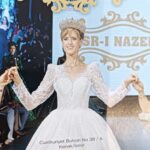 Wilma Elles Instagram – Gelin Damat Dergi Nin güncel kapak yüzü olmanın mutluluğunu yaşıyorum… Ne iyi denk geldi… çünkü tam o dönemde – şimdi evlendim…. O kadar çok çekimler ve defileeler için beyaz gelinlikleri giyindim ki herkes benim nikah fotoğrafları ilk önce bir performans olarak algıladı :)) şimdi de yavaş yavaş havalar ısınmaya başlıyor ve düğün sezon planlanıyor…Herkese mutluluklar dilerim!! Bir ömür boyu İnşallah ❤️ 2018 Nin eski kapak çalışmaları de ekledim….hangisi daha çok beğendiniz? @gelindamatdergisi @ferhatmugurtay 
@serhanserter_official 
@avsahcelik