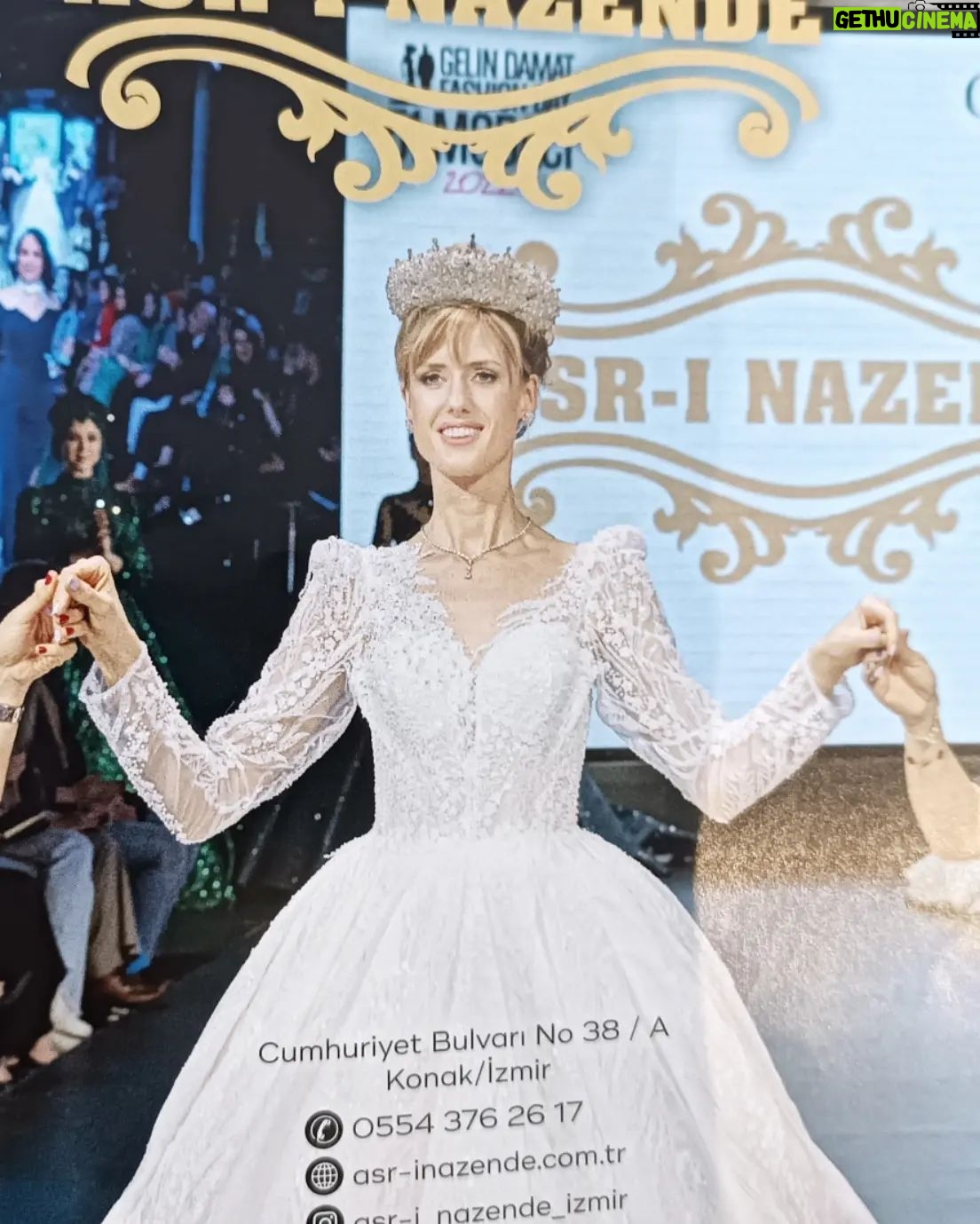 Wilma Elles Instagram - Gelin Damat Dergi Nin güncel kapak yüzü olmanın mutluluğunu yaşıyorum... Ne iyi denk geldi... çünkü tam o dönemde - şimdi evlendim.... O kadar çok çekimler ve defileeler için beyaz gelinlikleri giyindim ki herkes benim nikah fotoğrafları ilk önce bir performans olarak algıladı :)) şimdi de yavaş yavaş havalar ısınmaya başlıyor ve düğün sezon planlanıyor...Herkese mutluluklar dilerim!! Bir ömür boyu İnşallah ❤️ 2018 Nin eski kapak çalışmaları de ekledim....hangisi daha çok beğendiniz? @gelindamatdergisi @ferhatmugurtay @serhanserter_official @avsahcelik