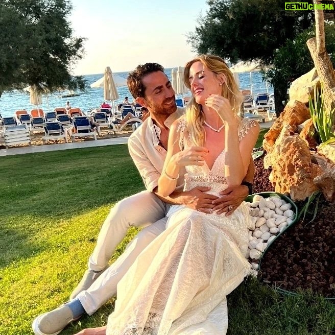 Wilma Elles Instagram - 22.11.22 evlilik tarihimiz 😌 Seninle herşeye EVET ♥️ @avsahcelik Aşklarım ♥️♥️ Nikah şahitlerim @asli_basar 🙏 @caglarsaltabas Muhteşem Gelinlikleri 🙏♥️💕 Nikahta @erismodaizmirofficial Plajda @huseyinkucukofficial