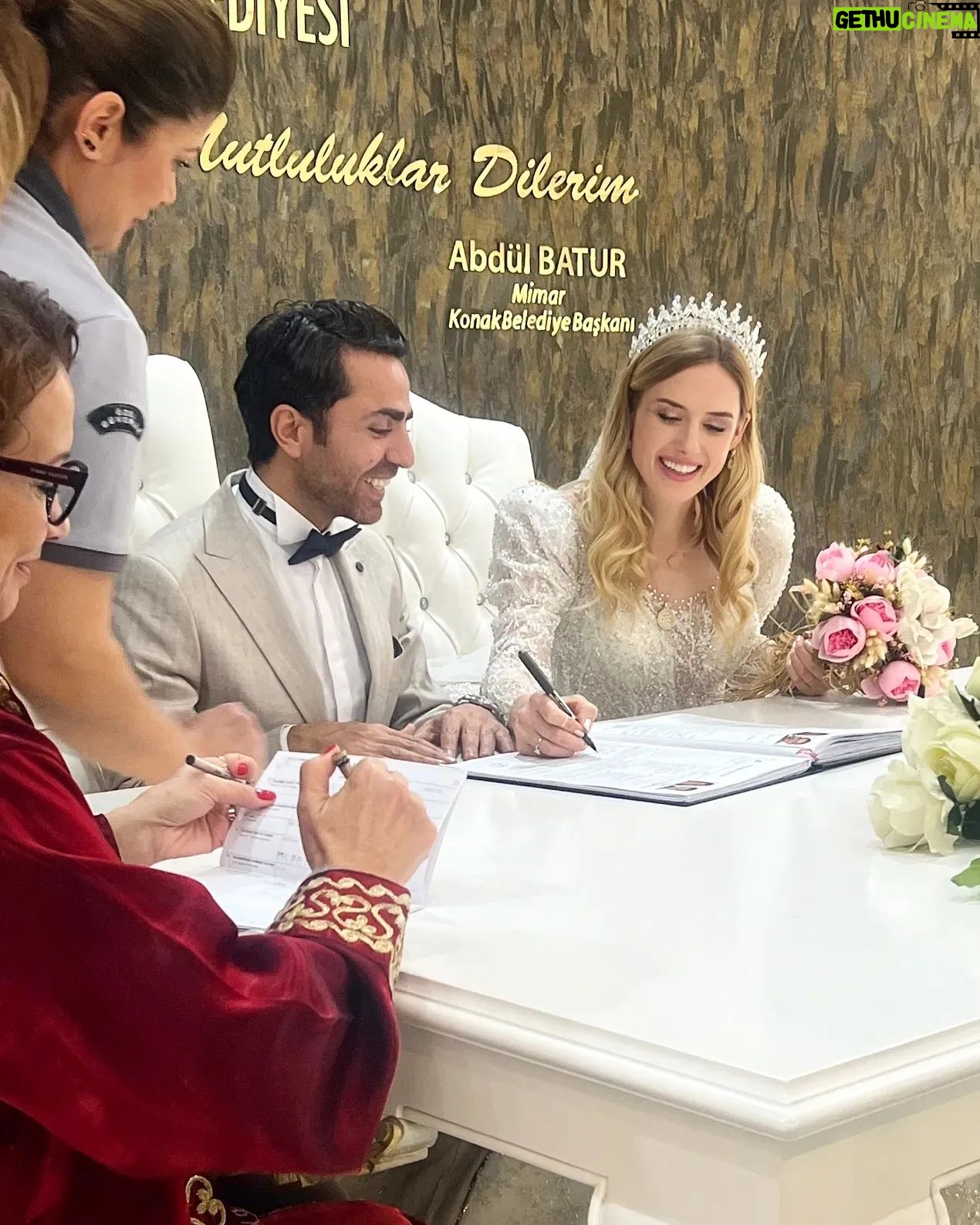 Wilma Elles Instagram - 22.11.22 evlilik tarihimiz 😌 Seninle herşeye EVET ♥️ @avsahcelik Aşklarım ♥️♥️ Nikah şahitlerim @asli_basar 🙏 @caglarsaltabas Muhteşem Gelinlikleri 🙏♥️💕 Nikahta @erismodaizmirofficial Plajda @huseyinkucukofficial