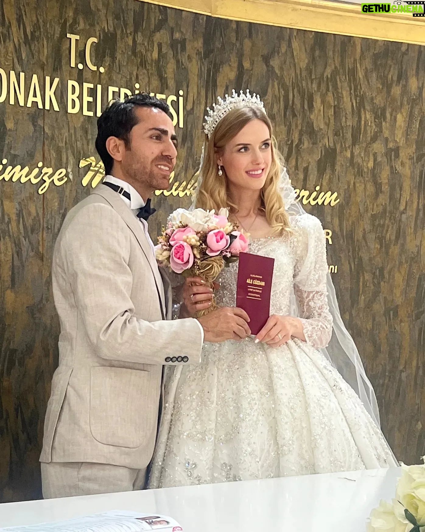 Wilma Elles Instagram - 22.11.22 evlilik tarihimiz 😌 Seninle herşeye EVET ♥️ @avsahcelik Aşklarım ♥️♥️ Nikah şahitlerim @asli_basar 🙏 @caglarsaltabas Muhteşem Gelinlikleri 🙏♥️💕 Nikahta @erismodaizmirofficial Plajda @huseyinkucukofficial