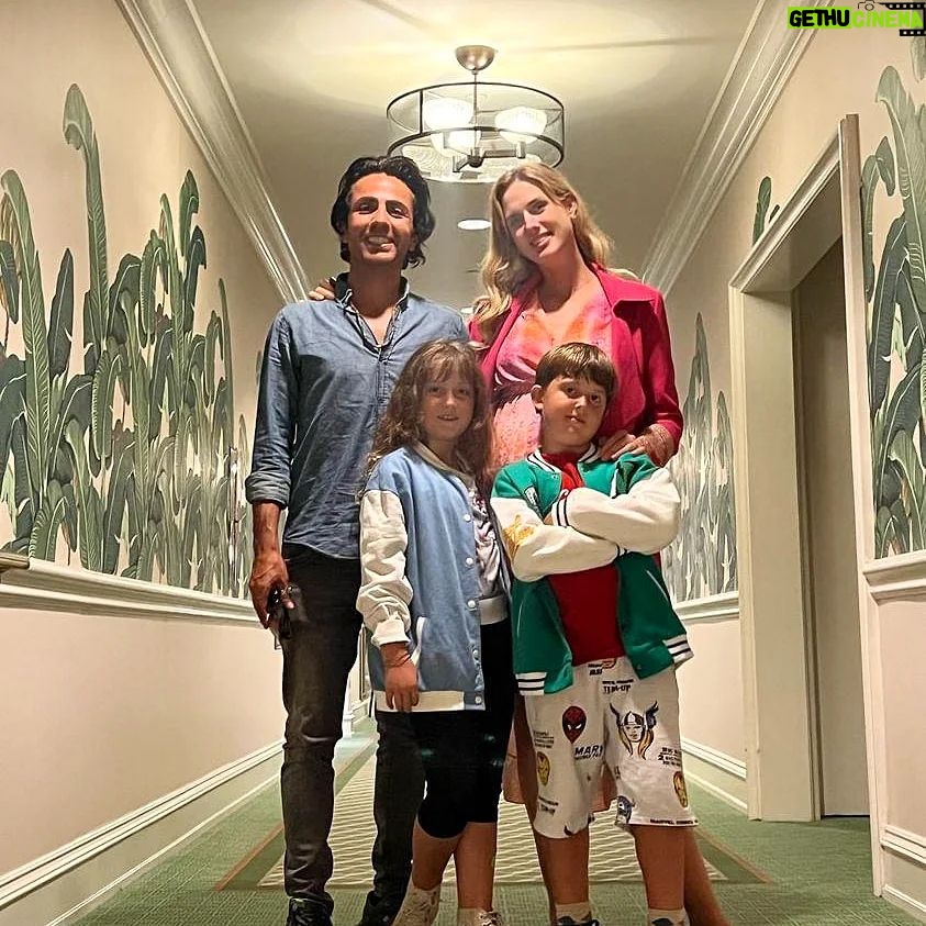 Wilma Elles Instagram - Los Angeles Başkonsolosumuz Sayın Sinan Kuzum’ u makamında ziyaretimizi kabul ettiği için çok teşekkür ederiz. Amerikan-Türk ve uluslararası film prodüksiyonları ve film festivalleri hakkında keyifli sohbetimiz oldu. Başkonsolosumuz ve yardımcısı Konsol Gizem Kumaz Hanımefendiye sanata ve sanatçılara verdikleri değer ve ilgi için çok teşekkür ederim.✨🇹🇷🤍🇺🇸✨ @turkiye_in_losangeles @avsahcelik