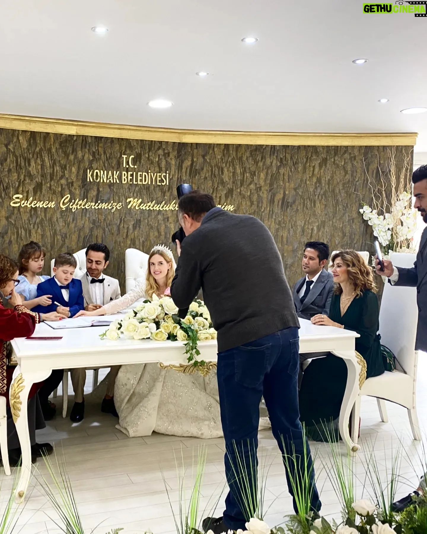 Wilma Elles Instagram - 22.11.22 evlilik tarihimiz 😌 Seninle herşeye EVET ♥️ @avsahcelik Aşklarım ♥️♥️ Nikah şahitlerim @asli_basar 🙏 @caglarsaltabas Muhteşem Gelinlikleri 🙏♥️💕 Nikahta @erismodaizmirofficial Plajda @huseyinkucukofficial