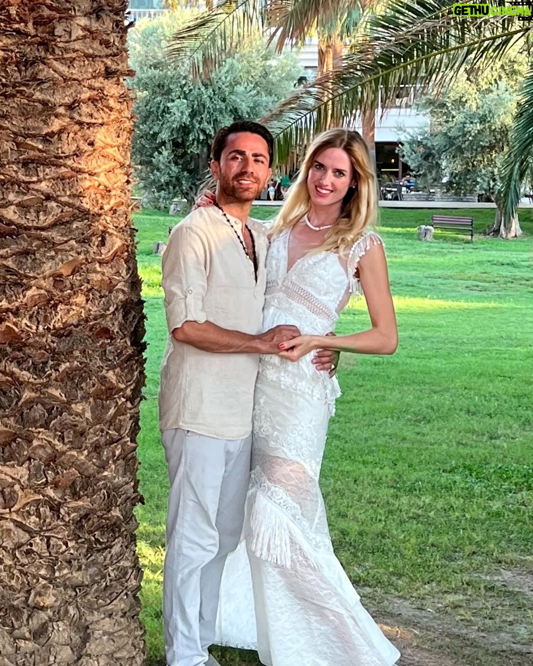 Wilma Elles Instagram - 22.11.22 evlilik tarihimiz 😌 Seninle herşeye EVET ♥️ @avsahcelik Aşklarım ♥️♥️ Nikah şahitlerim @asli_basar 🙏 @caglarsaltabas Muhteşem Gelinlikleri 🙏♥️💕 Nikahta @erismodaizmirofficial Plajda @huseyinkucukofficial