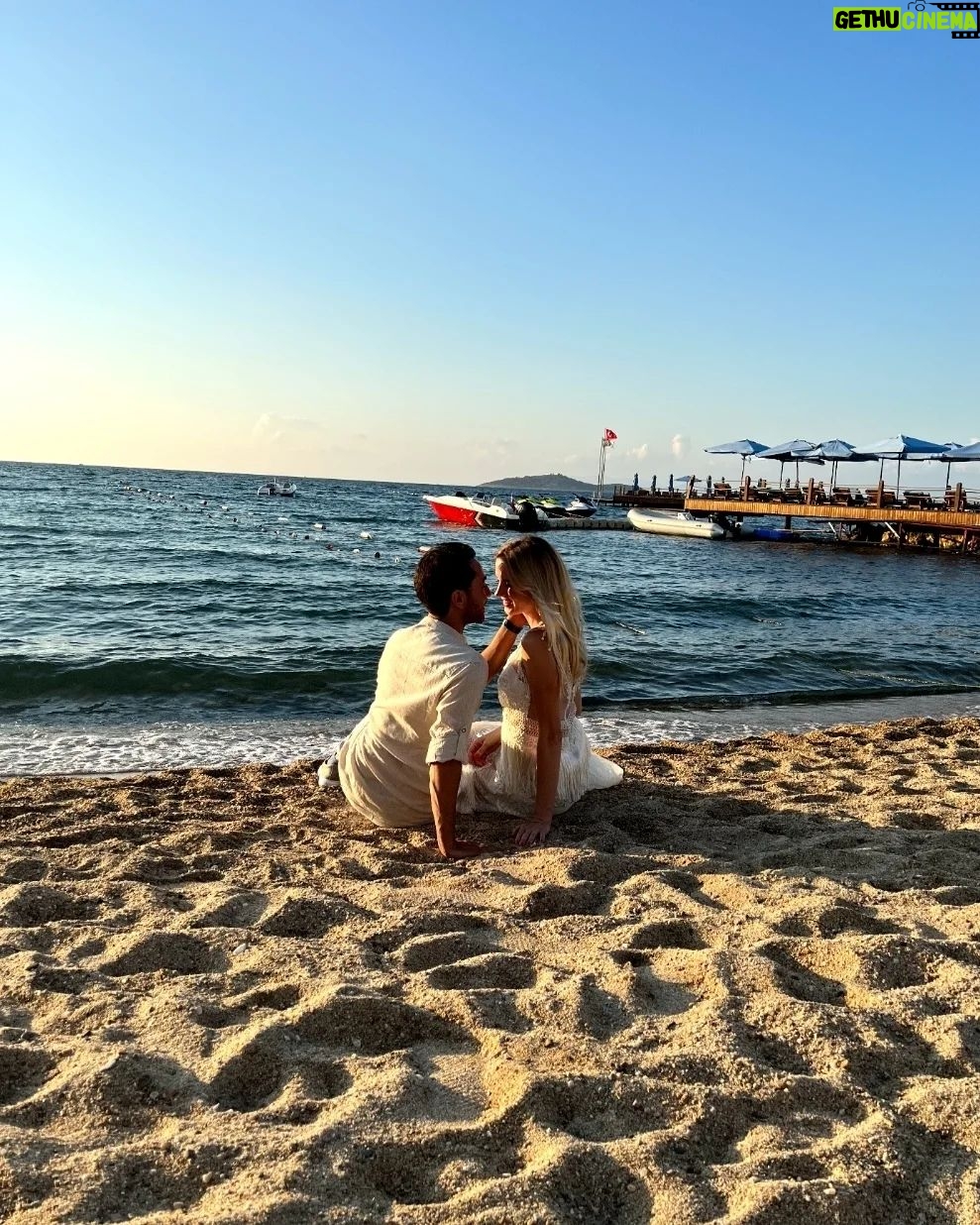 Wilma Elles Instagram - 22.11.22 evlilik tarihimiz 😌 Seninle herşeye EVET ♥️ @avsahcelik Aşklarım ♥️♥️ Nikah şahitlerim @asli_basar 🙏 @caglarsaltabas Muhteşem Gelinlikleri 🙏♥️💕 Nikahta @erismodaizmirofficial Plajda @huseyinkucukofficial