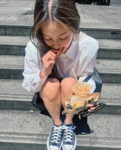 Woranuch Bhirombhakdi Instagram - แดดก็ร้อน…อ้อนใครได้บ้างงงงง 🙊 ☀️ 🙋🏻‍♀️