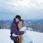 Worrawech Danuwong Instagram – จำได้ว่าพี่พาหนูมาที่นี่ครั้งแรกตั้งแต่เราเพิ่งเป็นแฟนกันใหม่ๆ ตอนนั้นเรายังเที่ยวกันไม่เก่งเลย พี่ก็มั่วๆลากหนูขึ้นรถราง เดินหลงไปมาแต่ก็ยังทำหน้าเหมือนพี่เซียน(แต่หนูหน้าหงิกแล้วนะ😅) สุดท้ายพี่ก็จูงมือหนูเดินขึ้นเขามาดูความสวยงามของที่นี่แบบงงๆจนได้ อากาศข้างบนหนาวมาก วันนั้นพี่ก็กอดหนูแบบนี้แหละ ต่างกันตรงที่วันนี้พี่กอดหนูแน่นและนานกว่าเดิมเท่านั้นเอง😊 #DanPattieHoneymoon