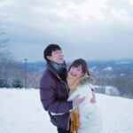 Worrawech Danuwong Instagram – จำได้ว่าพี่พาหนูมาที่นี่ครั้งแรกตั้งแต่เราเพิ่งเป็นแฟนกันใหม่ๆ ตอนนั้นเรายังเที่ยวกันไม่เก่งเลย พี่ก็มั่วๆลากหนูขึ้นรถราง เดินหลงไปมาแต่ก็ยังทำหน้าเหมือนพี่เซียน(แต่หนูหน้าหงิกแล้วนะ😅) สุดท้ายพี่ก็จูงมือหนูเดินขึ้นเขามาดูความสวยงามของที่นี่แบบงงๆจนได้ อากาศข้างบนหนาวมาก วันนั้นพี่ก็กอดหนูแบบนี้แหละ ต่างกันตรงที่วันนี้พี่กอดหนูแน่นและนานกว่าเดิมเท่านั้นเอง😊 #DanPattieHoneymoon