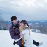 Worrawech Danuwong Instagram – จำได้ว่าพี่พาหนูมาที่นี่ครั้งแรกตั้งแต่เราเพิ่งเป็นแฟนกันใหม่ๆ ตอนนั้นเรายังเที่ยวกันไม่เก่งเลย พี่ก็มั่วๆลากหนูขึ้นรถราง เดินหลงไปมาแต่ก็ยังทำหน้าเหมือนพี่เซียน(แต่หนูหน้าหงิกแล้วนะ😅) สุดท้ายพี่ก็จูงมือหนูเดินขึ้นเขามาดูความสวยงามของที่นี่แบบงงๆจนได้ อากาศข้างบนหนาวมาก วันนั้นพี่ก็กอดหนูแบบนี้แหละ ต่างกันตรงที่วันนี้พี่กอดหนูแน่นและนานกว่าเดิมเท่านั้นเอง😊 #DanPattieHoneymoon