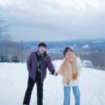 Worrawech Danuwong Instagram – จำได้ว่าพี่พาหนูมาที่นี่ครั้งแรกตั้งแต่เราเพิ่งเป็นแฟนกันใหม่ๆ ตอนนั้นเรายังเที่ยวกันไม่เก่งเลย พี่ก็มั่วๆลากหนูขึ้นรถราง เดินหลงไปมาแต่ก็ยังทำหน้าเหมือนพี่เซียน(แต่หนูหน้าหงิกแล้วนะ😅) สุดท้ายพี่ก็จูงมือหนูเดินขึ้นเขามาดูความสวยงามของที่นี่แบบงงๆจนได้ อากาศข้างบนหนาวมาก วันนั้นพี่ก็กอดหนูแบบนี้แหละ ต่างกันตรงที่วันนี้พี่กอดหนูแน่นและนานกว่าเดิมเท่านั้นเอง😊 #DanPattieHoneymoon