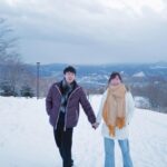Worrawech Danuwong Instagram – จำได้ว่าพี่พาหนูมาที่นี่ครั้งแรกตั้งแต่เราเพิ่งเป็นแฟนกันใหม่ๆ ตอนนั้นเรายังเที่ยวกันไม่เก่งเลย พี่ก็มั่วๆลากหนูขึ้นรถราง เดินหลงไปมาแต่ก็ยังทำหน้าเหมือนพี่เซียน(แต่หนูหน้าหงิกแล้วนะ😅) สุดท้ายพี่ก็จูงมือหนูเดินขึ้นเขามาดูความสวยงามของที่นี่แบบงงๆจนได้ อากาศข้างบนหนาวมาก วันนั้นพี่ก็กอดหนูแบบนี้แหละ ต่างกันตรงที่วันนี้พี่กอดหนูแน่นและนานกว่าเดิมเท่านั้นเอง😊 #DanPattieHoneymoon