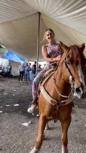 Ximena Córdoba Instagram - Arre caballito 🐴 🎵
