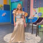 Ximena Córdoba Instagram - Actitud de martes… 🤍🤍🤍🤍 ¡Gracias por acompañarnos de lunes a viernes 12:00 del día por @canalestrellas! @ximenacordoba @cuentameloyaof