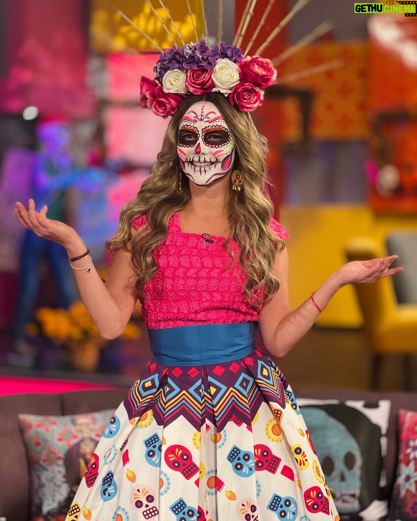 Ximena Córdoba Instagram - Nos vemos hoy a las 12 en @cuentameloyaof Les gusto como #catrina ? #diadelosmuertos Vestuario @dimnahn