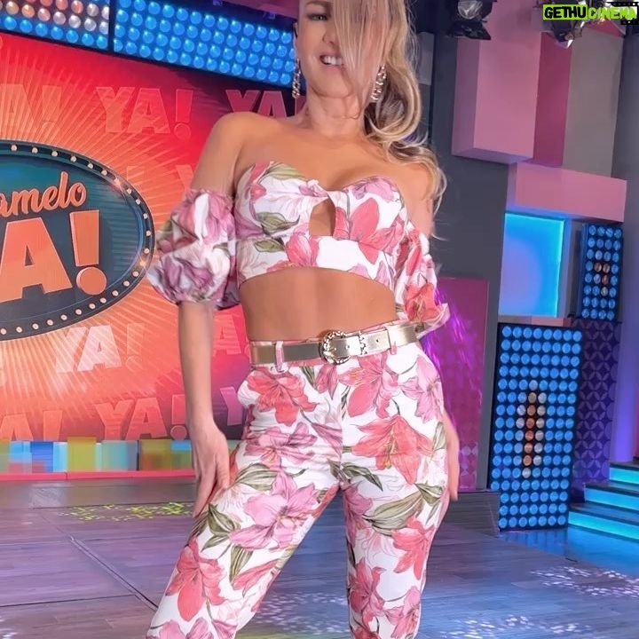Ximena Córdoba Instagram - Este hermoso look es de @studiofcolombia @studiofmexico Nos vemos a las 12 en @cuentameloyaof