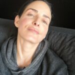 Ximena Herrera Instagram – Sin joyas, sin filtros, sin escotes, sin maquillaje , mimetizada con el sillón … el cariño que les mando y el agradecimiento que llevo en mi corazón, hacen que la luz nos proteja y podamos compartirla con lo demás. #VibraBonito 💓🧿👁️