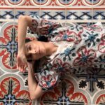 Ximena Herrera Instagram - A veces pienso TANTO 🙇🏻‍♀️🤯, que tengo que ponerme a hacer cosas que requieran de mi COMPLETA atención…. (La meditación me ayuda mucho)…. Nos les pasa? 🫣😂 #OverThinker Me encantan estas fotos mimetizadas con él el mosaico del piso… INSISTO, qué buena fotógrafa eres @blancheluna 📸👌🦎