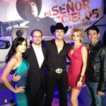 Ximena Herrera Instagram – Después de haber leído las palabras llenas de agradecimiento, anécdotas y nostalgia que publicaron mis queridos @raulmijomendez y @joshuamintzoficial por la celebración de #10ANIVERSARIO del @elsenordeloscielos , no puedo evitar compartir unas mías…
Existen proyectos, productores, directores , televisoras, castineras, etc… que muchas veces no ven el potencial de un producto original, empezando por el elenco… y sin embargo existen otros que sí!!!!! En eso nos vamos a enfocar.  La serie  del ESDLC ✈️, nunca estuvo contemplada para convertirse en un fenómeno ni llegar a las temporadas que hoy lleva. A esta “propuesta”, que aparentemente duraría 3 meses al aire , nos unimos un grupo de actores que tuvimos la OPORTUNIDAD de que creyeran en nosotros y en nuestro trabajo y así , junto con excelentes productores, escritores, directores y compañeros detrás de cámaras… se logró cambiar la historia de la televisión latina y en USA 🤧. Yo sé que no me he cansado de agradecerles tanto a @joshuamintzoficial y a mi amada @anaceliaurquidi por CONFIAR en una actriz que llevaba 10 años esperando un personaje que le cambiara la vida y le abriera más oportunidades en esta industria tan competitiva. Gracias , gracias, gracias…. Nuevamente por ese viaje impredecible, complejo y arriesgado proyecto en donde me dieron la libertad de crear a #LaXimena … GRACIAS @telemundo , @zelkoland , @marthagodoy2000 , stopello y a TODOS los involucrados.. (la lista es interminable). Los llevo en mi corazón por SIEMPRE. #Arre ✈️♾️ #tbt