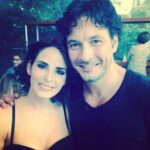 Ximena Herrera Instagram – Después de haber leído las palabras llenas de agradecimiento, anécdotas y nostalgia que publicaron mis queridos @raulmijomendez y @joshuamintzoficial por la celebración de #10ANIVERSARIO del @elsenordeloscielos , no puedo evitar compartir unas mías…
Existen proyectos, productores, directores , televisoras, castineras, etc… que muchas veces no ven el potencial de un producto original, empezando por el elenco… y sin embargo existen otros que sí!!!!! En eso nos vamos a enfocar. La serie del ESDLC ✈️, nunca estuvo contemplada para convertirse en un fenómeno ni llegar a las temporadas que hoy lleva. A esta “propuesta”, que aparentemente duraría 3 meses al aire , nos unimos un grupo de actores que tuvimos la OPORTUNIDAD de que creyeran en nosotros y en nuestro trabajo y así , junto con excelentes productores, escritores, directores y compañeros detrás de cámaras… se logró cambiar la historia de la televisión latina y en USA 🤧. Yo sé que no me he cansado de agradecerles tanto a @joshuamintzoficial y a mi amada @anaceliaurquidi por CONFIAR en una actriz que llevaba 10 años esperando un personaje que le cambiara la vida y le abriera más oportunidades en esta industria tan competitiva. Gracias , gracias, gracias…. Nuevamente por ese viaje impredecible, complejo y arriesgado proyecto en donde me dieron la libertad de crear a #LaXimena … GRACIAS @telemundo , @zelkoland , @marthagodoy2000 , stopello y a TODOS los involucrados.. (la lista es interminable). Los llevo en mi corazón por SIEMPRE. #Arre ✈️♾️ #tbt