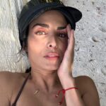 Ximena Herrera Instagram - Entre algas 🪸, arena, naturaleza, menos ropa, más libros y más sol… soy y me siento más libre, me siento mejor. Bendito mar 🙏🫶🌊🌅⛵️🧚🏻📚🏝️.