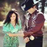 Ximena Herrera Instagram – Después de haber leído las palabras llenas de agradecimiento, anécdotas y nostalgia que publicaron mis queridos @raulmijomendez y @joshuamintzoficial por la celebración de #10ANIVERSARIO del @elsenordeloscielos , no puedo evitar compartir unas mías…
Existen proyectos, productores, directores , televisoras, castineras, etc… que muchas veces no ven el potencial de un producto original, empezando por el elenco… y sin embargo existen otros que sí!!!!! En eso nos vamos a enfocar. La serie del ESDLC ✈️, nunca estuvo contemplada para convertirse en un fenómeno ni llegar a las temporadas que hoy lleva. A esta “propuesta”, que aparentemente duraría 3 meses al aire , nos unimos un grupo de actores que tuvimos la OPORTUNIDAD de que creyeran en nosotros y en nuestro trabajo y así , junto con excelentes productores, escritores, directores y compañeros detrás de cámaras… se logró cambiar la historia de la televisión latina y en USA 🤧. Yo sé que no me he cansado de agradecerles tanto a @joshuamintzoficial y a mi amada @anaceliaurquidi por CONFIAR en una actriz que llevaba 10 años esperando un personaje que le cambiara la vida y le abriera más oportunidades en esta industria tan competitiva. Gracias , gracias, gracias…. Nuevamente por ese viaje impredecible, complejo y arriesgado proyecto en donde me dieron la libertad de crear a #LaXimena … GRACIAS @telemundo , @zelkoland , @marthagodoy2000 , stopello y a TODOS los involucrados.. (la lista es interminable). Los llevo en mi corazón por SIEMPRE. #Arre ✈️♾️ #tbt