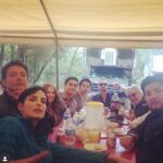 Ximena Herrera Instagram – Después de haber leído las palabras llenas de agradecimiento, anécdotas y nostalgia que publicaron mis queridos @raulmijomendez y @joshuamintzoficial por la celebración de #10ANIVERSARIO del @elsenordeloscielos , no puedo evitar compartir unas mías…
Existen proyectos, productores, directores , televisoras, castineras, etc… que muchas veces no ven el potencial de un producto original, empezando por el elenco… y sin embargo existen otros que sí!!!!! En eso nos vamos a enfocar. La serie del ESDLC ✈️, nunca estuvo contemplada para convertirse en un fenómeno ni llegar a las temporadas que hoy lleva. A esta “propuesta”, que aparentemente duraría 3 meses al aire , nos unimos un grupo de actores que tuvimos la OPORTUNIDAD de que creyeran en nosotros y en nuestro trabajo y así , junto con excelentes productores, escritores, directores y compañeros detrás de cámaras… se logró cambiar la historia de la televisión latina y en USA 🤧. Yo sé que no me he cansado de agradecerles tanto a @joshuamintzoficial y a mi amada @anaceliaurquidi por CONFIAR en una actriz que llevaba 10 años esperando un personaje que le cambiara la vida y le abriera más oportunidades en esta industria tan competitiva. Gracias , gracias, gracias…. Nuevamente por ese viaje impredecible, complejo y arriesgado proyecto en donde me dieron la libertad de crear a #LaXimena … GRACIAS @telemundo , @zelkoland , @marthagodoy2000 , stopello y a TODOS los involucrados.. (la lista es interminable). Los llevo en mi corazón por SIEMPRE. #Arre ✈️♾️ #tbt