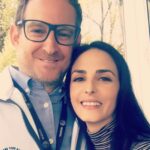 Ximena Herrera Instagram – Después de haber leído las palabras llenas de agradecimiento, anécdotas y nostalgia que publicaron mis queridos @raulmijomendez y @joshuamintzoficial por la celebración de #10ANIVERSARIO del @elsenordeloscielos , no puedo evitar compartir unas mías…
Existen proyectos, productores, directores , televisoras, castineras, etc… que muchas veces no ven el potencial de un producto original, empezando por el elenco… y sin embargo existen otros que sí!!!!! En eso nos vamos a enfocar.  La serie  del ESDLC ✈️, nunca estuvo contemplada para convertirse en un fenómeno ni llegar a las temporadas que hoy lleva. A esta “propuesta”, que aparentemente duraría 3 meses al aire , nos unimos un grupo de actores que tuvimos la OPORTUNIDAD de que creyeran en nosotros y en nuestro trabajo y así , junto con excelentes productores, escritores, directores y compañeros detrás de cámaras… se logró cambiar la historia de la televisión latina y en USA 🤧. Yo sé que no me he cansado de agradecerles tanto a @joshuamintzoficial y a mi amada @anaceliaurquidi por CONFIAR en una actriz que llevaba 10 años esperando un personaje que le cambiara la vida y le abriera más oportunidades en esta industria tan competitiva. Gracias , gracias, gracias…. Nuevamente por ese viaje impredecible, complejo y arriesgado proyecto en donde me dieron la libertad de crear a #LaXimena … GRACIAS @telemundo , @zelkoland , @marthagodoy2000 , stopello y a TODOS los involucrados.. (la lista es interminable). Los llevo en mi corazón por SIEMPRE. #Arre ✈️♾️ #tbt
