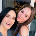 Ximena Herrera Instagram - Mi vida, mi tiempo, mi trabajo, mis errores, mis aciertos, son míos y son parte de la mujer en la que me he convertido. Qué afortunada soy por haber tomado siempre el camino más largo y complicado porque me ha empoderado en todos los sentidos. Se puede salir adelante sin pisotear a NADIE, sin escándalos, sin desesperación y sin depender de nadie. No es fácil, pero nada de lo que vale la pena en la vida, lo es. Gracias a todos los que me acompañan todos los días es esta nueva forma de comunicarnos. Los valoro muchísimo. Y gracias a todos los que me enseñaron que no existe amor más grande que el propio. ☺️🙌🙏💕 #VibraBonito #CreeEnTi #NoCompitasConNadie #setumejorversion #CumpleTusMetas #Resiliencia 🌱 #FemalePower 🙌